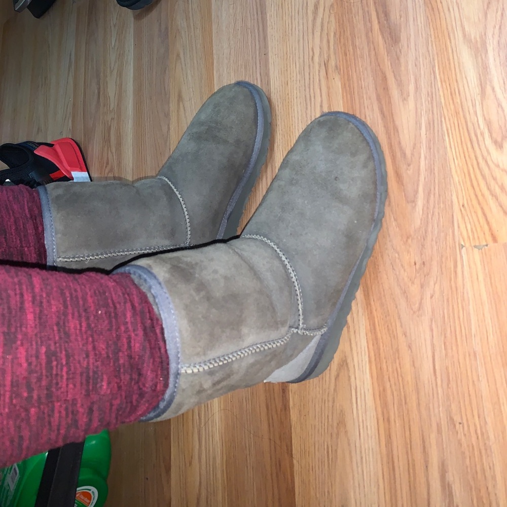 Gray uggs - Picture 7 of 7